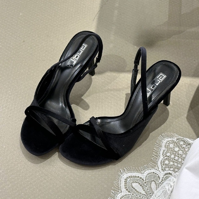 أحذية نسائية فاخرة من المخمل ب - مراجعة Luxury Lifestyle Products وسعره